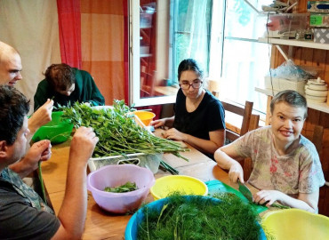 «Все травы да цветы»: в Смоленской области людей с ментальными нарушения учат выращивать травы и изготовлять чаи